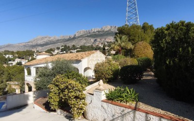 Красивая и просторная средиземноморская вилла с большими террасами.